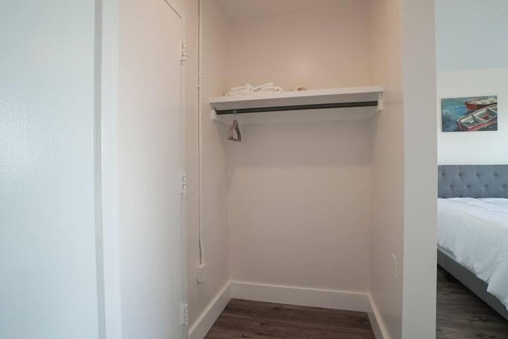 Newly Renovated 1 Bedroom Apartment Near Downtown 개즈던 외부 사진