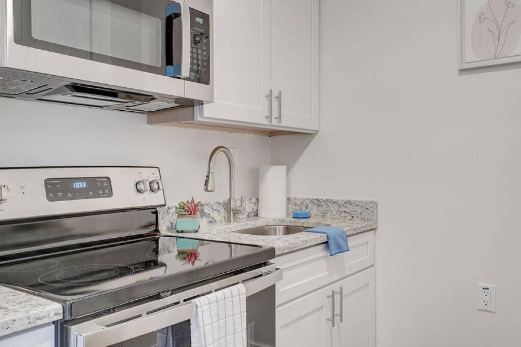 Newly Renovated 1 Bedroom Apartment Near Downtown 개즈던 외부 사진