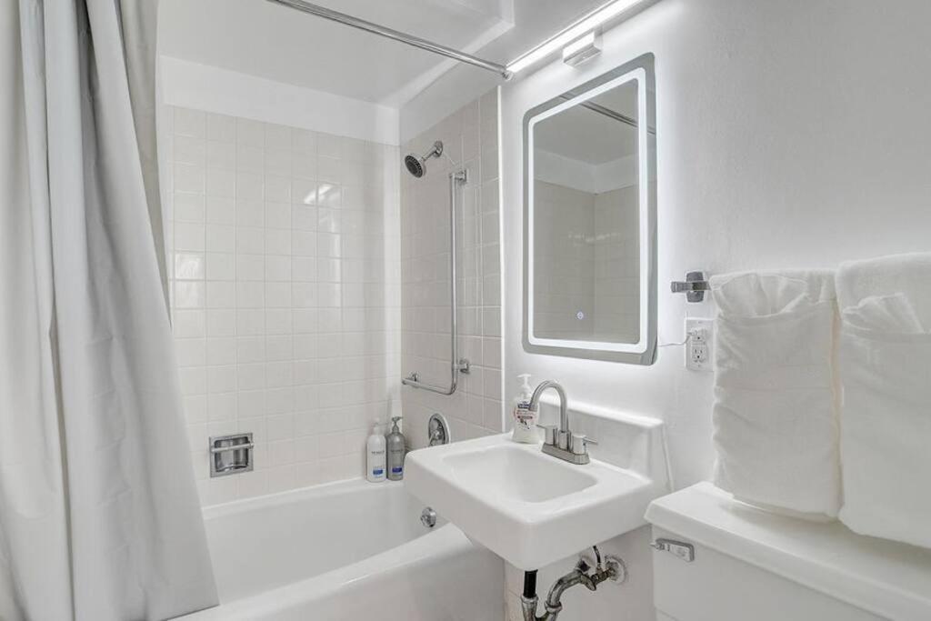 Newly Renovated 1 Bedroom Apartment Near Downtown 개즈던 외부 사진